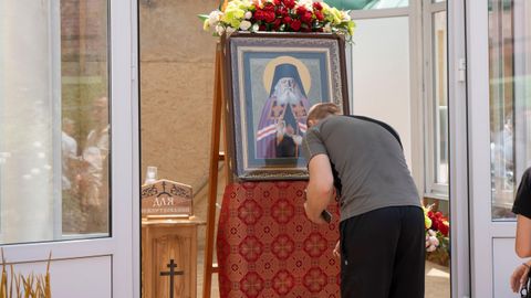 Верующие у иконы святого Луки Крымского в Свято-Троицком женском монастыре в Симферополе