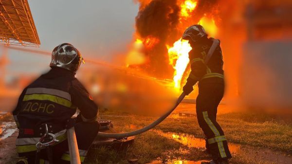 Пожарные тушат возгорание в Киевской области