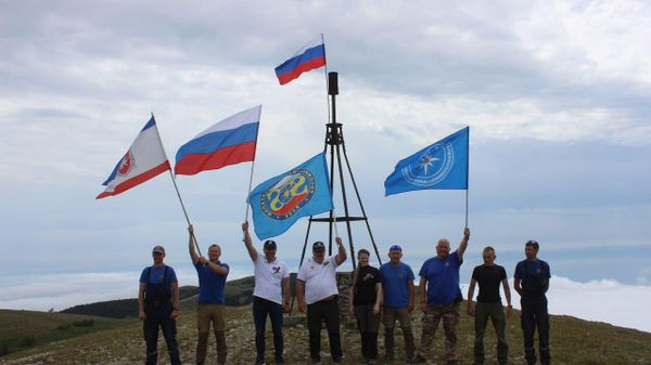 Спасатели водрузили знамя России на вершинах гор в Крыму