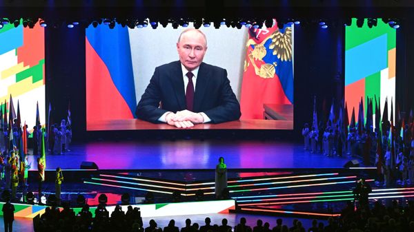 Видеоприветствие президента РФ Владимира Путина участникам и гостям соревнований на церемонии открытия игр БРИКС в Казани.