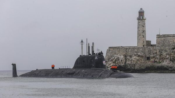 Российская атомная подводная лодка Казань прибывает в порт Гаваны, Куба, в среду, 12 июня 2024 года