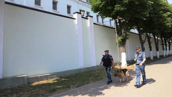 Сотрудники службы охраны уголовно-исполнительной системы России у здания СИЗО-1 ГУФСИН России по Ростовской области