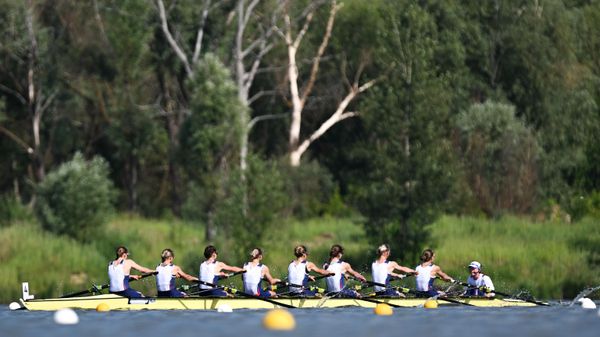 Спортсменки сборной России в финальном заезде среди женских восьмерок с рулевым на соревнованиях по гребному спорту на Играх БРИКС в Казани