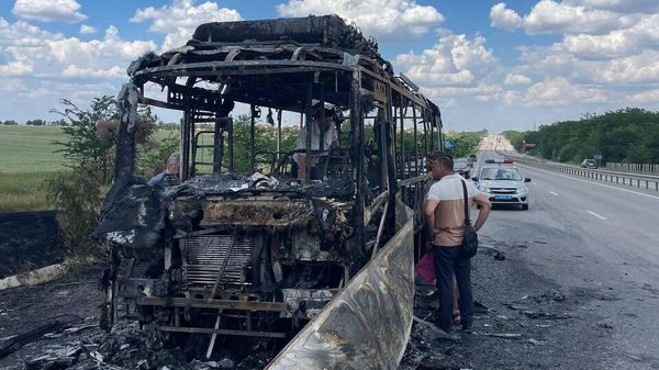 Автобус с пассажирами загорелся на трассе в Крыму под Симферополем