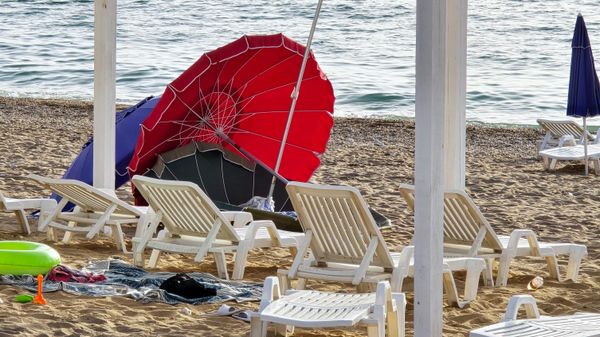 Пляж в Учкуевке после ракетной атаки ВСУ