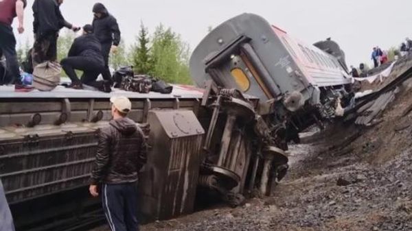 Авария пассажирского поезда: с рельсов сошли 9 вагонов