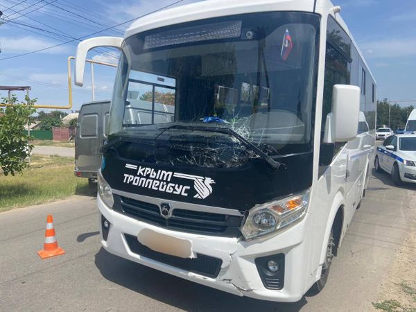 Двое подростков пострадали при столкновении рейсового автобуса и мопеда в поселке Красногвардейское в Крыму