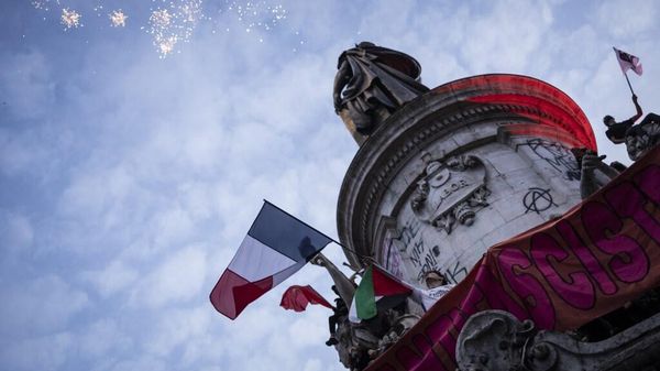 Люди перед статуей Le Monument a la Republique во Франции
