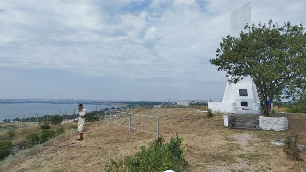 Памятник морякам Керченской Военно-морской базы и казакам 72 Кубанской Кавалерийской Дивизии, защищавшим крепость Керчь в мае 1942 года. 