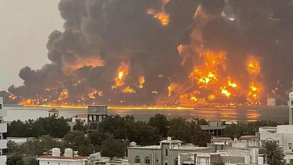 Авиаудар по нефтехранилищам в порту города Ходейда на западе Йемена