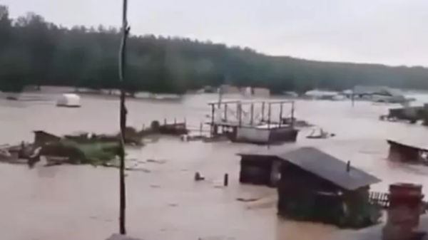 На Киалимском водохранилище в Челябинской области после ливней прорвало дамбу