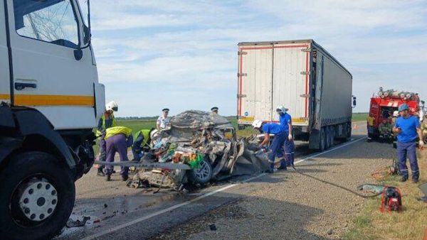 На Кубани два большегруза смяли легковушку с детьми