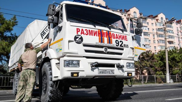Спецслужбы работают на месте падения осколков сбитой ракеты ATACMS в Севастополе Спецслужбы работают на месте падения осколков сбитой ракеты ATACMS в Севастополе