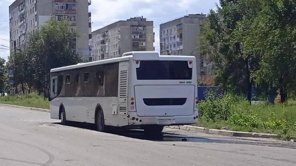 Атакованный дроном ВСУ автобус в Лисичанске. Архивное фото