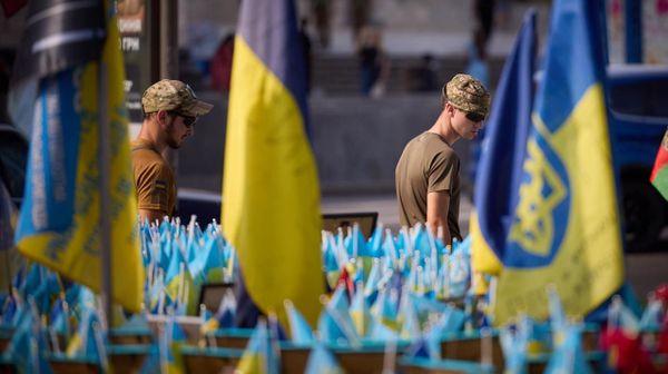 Флаги Украины и боевики ВСУ