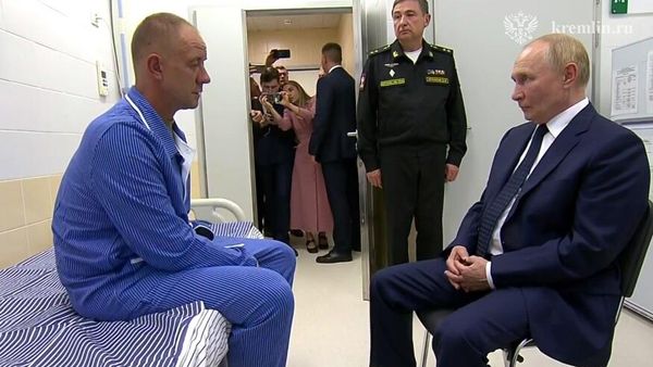 В Военно-медицинской академии Владимир Путин поговорил с подполковником Александром Даниловым, руководившим обороной посёлка Малая Локня Курской области