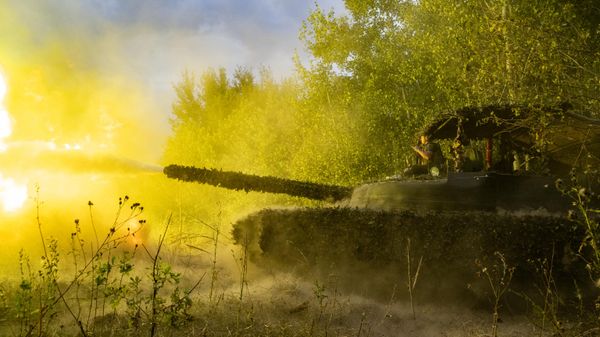 Работа танкового экипажа Т-80БВМ по позициям ВСУ в Курской области.