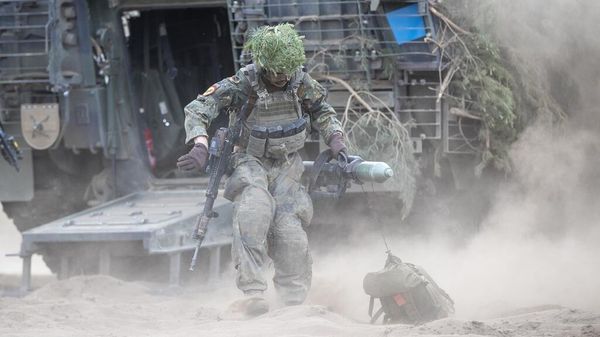 Немецкие солдаты принимают участие в военных учениях