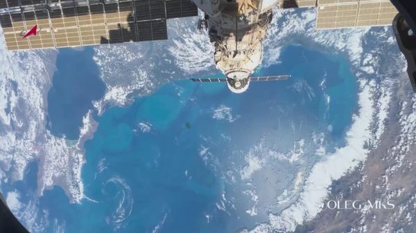 Летчик-космонавт Олег Артемьев с борта космической станции снял на видео Черное море. Летчик-космонавт Олег Артемьев с борта космической станции снял на видео Черное море.