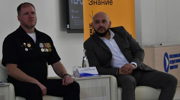 Патриотический форум Знание. Герои в Севастополе. Уполномоченный по правам человека в Херсонской области Сергей Георгиев (справа)