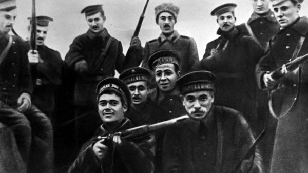 Матросы Балтийского флота, участники штурма Зимнего дворца. Петроград. 26 октября 1917 г. Матросы Балтийского флота, участники штурма Зимнего дворца. Петроград. 26 октября 1917 г.