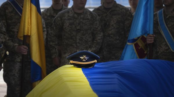 Солдаты отдают последний долг гробу украинского летчика 