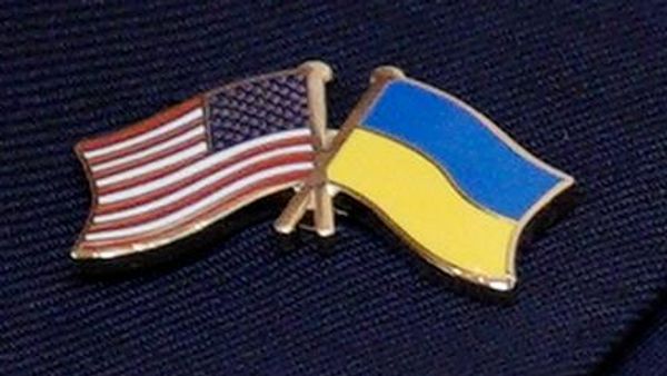 Значки с флагами США и Украины 