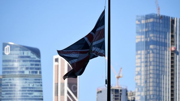 Флаг у посольства Великобритании