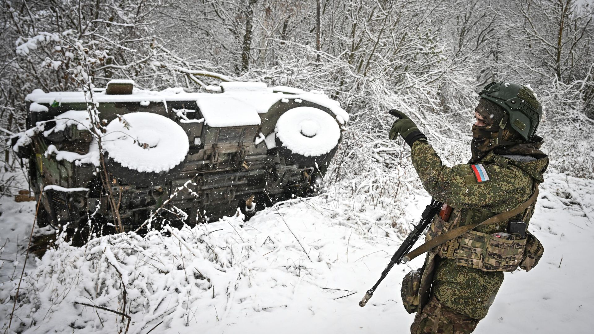  Российский военнослужащий возле подбитого бронеавтомобиля иностранного производства в Курской области. - РИА Новости, 1920, 28.01.2025