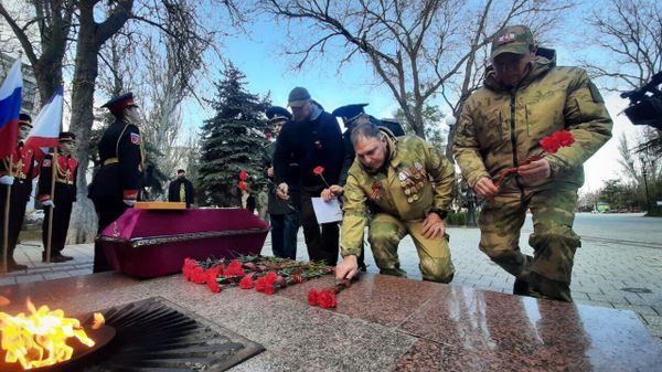 Торжественная церемония передачи останков бойца Красной Армии в Грузию в Феодосии