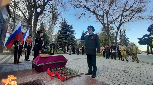 Торжественная церемония передачи останков бойца Красной Армии в Грузию в Феодосии