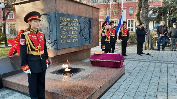 Торжественная церемония передачи останков бойца Красной Армии в Грузию в Феодосии