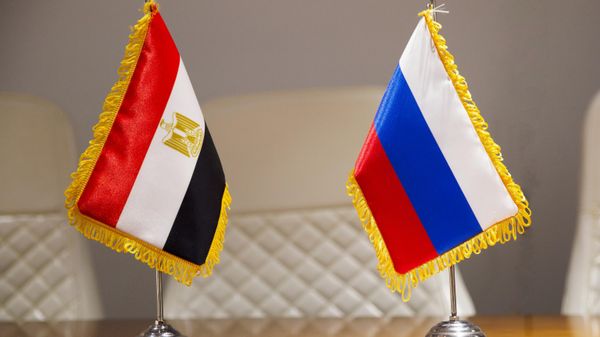 Флажки Египта и России 