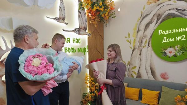В Симферополе четырехтысячного выпускника роддома поздравили с выпиской серебряной медалью 