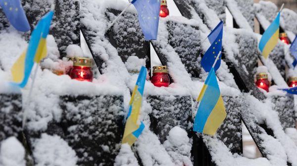 Флаги Украины и Евросоюза с лампадами