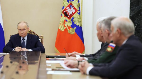 Президент Владимир Путин провел совещание с руководством минобороны, представителями ВПК и разработчиками ракетных систем