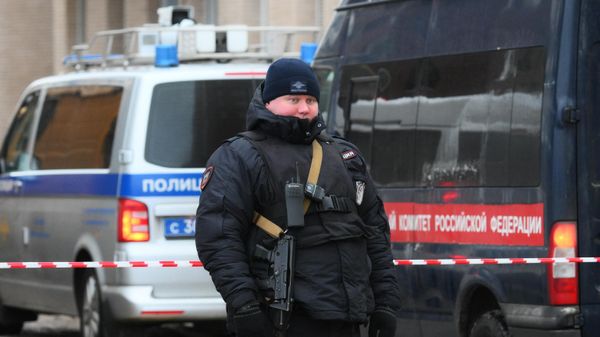 Сотрудник полиции на месте взрыва, в котором погиб начальник войск РХБЗ Игорь Кириллов