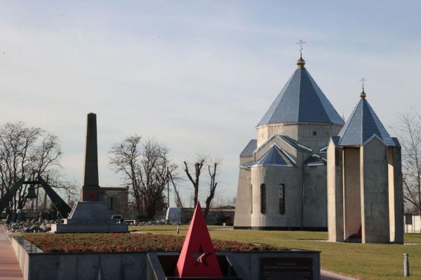 В храм у мемориала Концлагерь Красный в Крыму передана частица мощей Георгия Победоносца