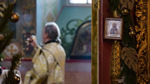 Священник в церкви