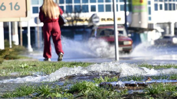 В центре Симферополя прорвало трубу
