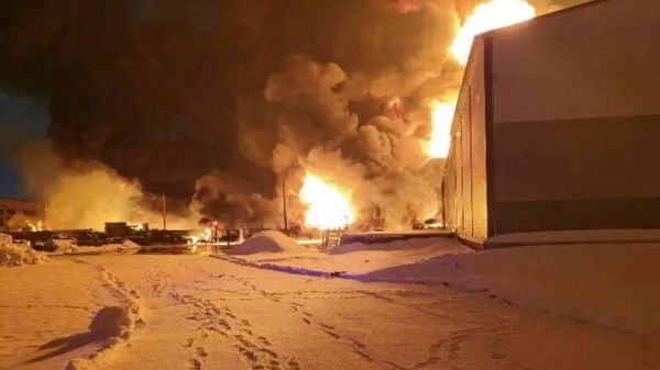 Пожар в промзоне Гатчины