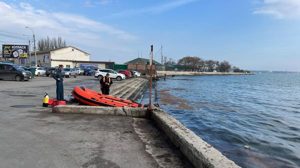 Уборка мазута на набережной в Керчи