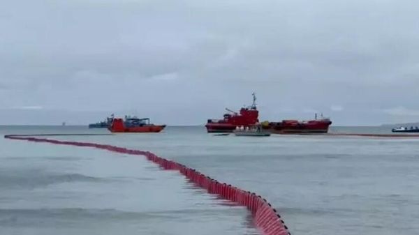 Месте разлива мазута из танкера