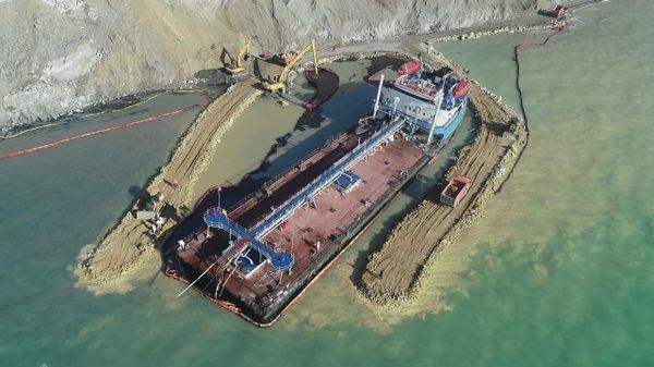 Работы по откачке мазута из кормовой части танкера Волгонефть-239 у мыса Панагия
