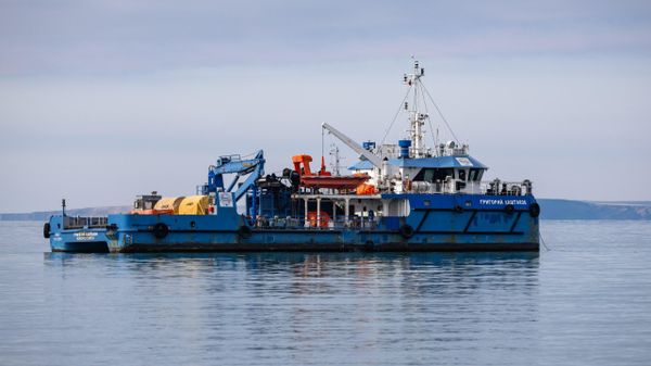 Работы по сбору мазута на месте крушения танкера в Керченском проливе