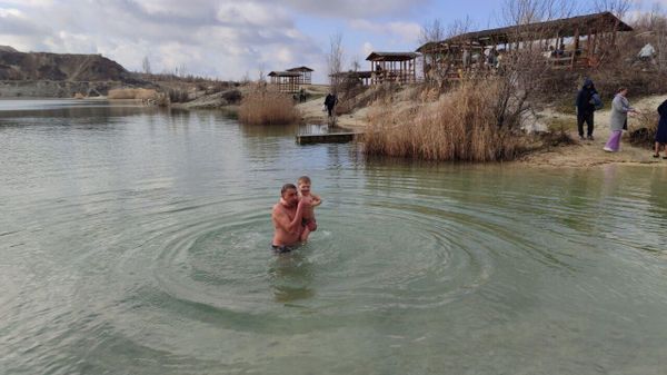 Крещенские омовения на Марсианском озере в Скалистом Бахчисарайского района Крещенские омовения на Марсианском озере в Скалистом Бахчисарайского района