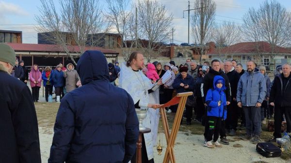 Крещенские омовения на Марсианском озере в Скалистом Бахчисарайского района Крещенские омовения на Марсианском озере в Скалистом Бахчисарайского района