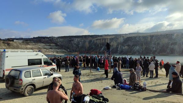 Крещенские омовения на Марсианском озере в Скалистом Бахчисарайского района Крещенские омовения на Марсианском озере в Скалистом Бахчисарайского района