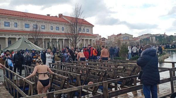 Крещенские купания в Новом Херсонесе Крещенские купания в Новом Херсонесе