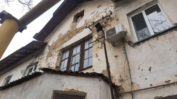 В поселке Приморском под Феодосией разрушается жилой дом 1949 года постройки
